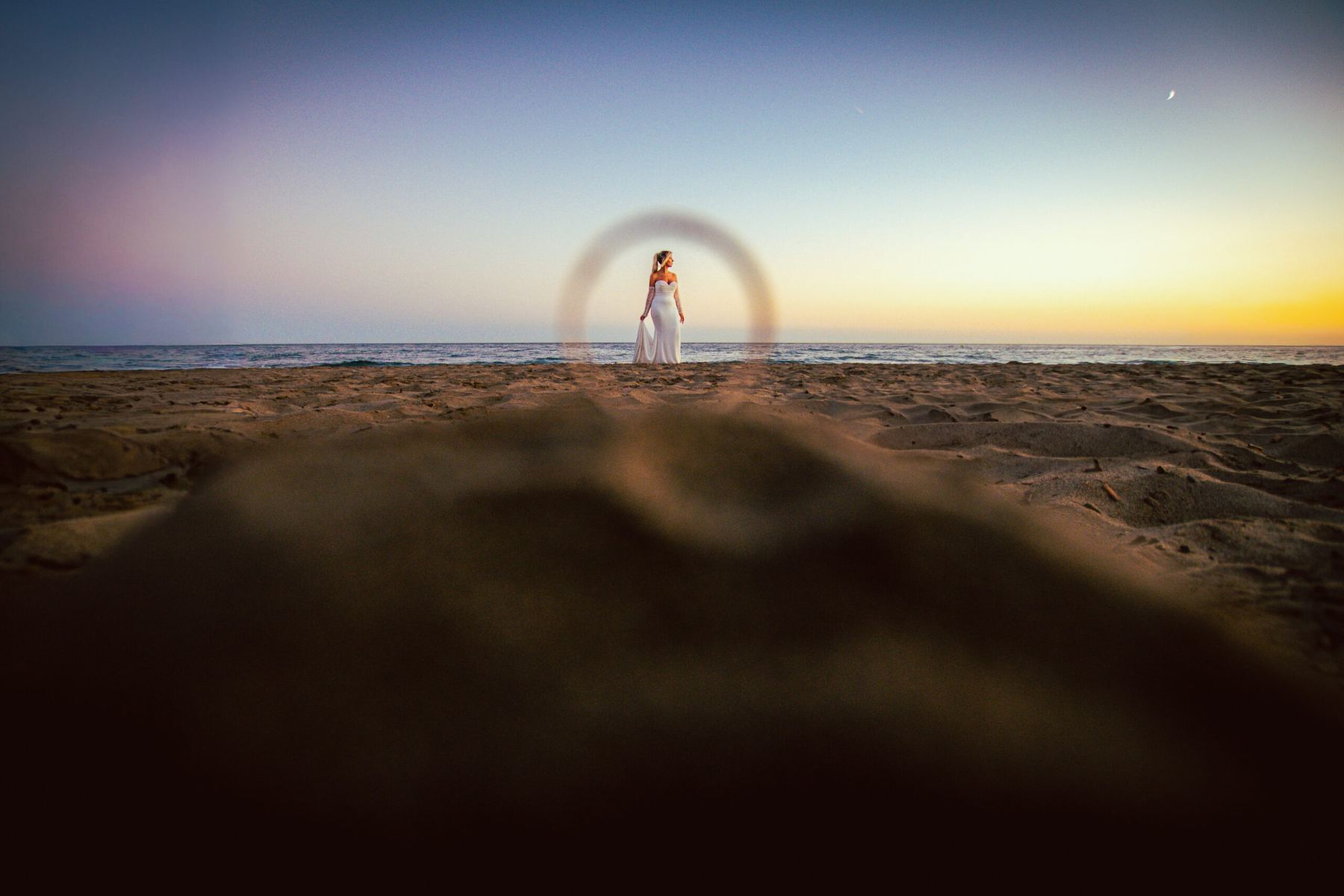 Novia en la orilla al atardecer